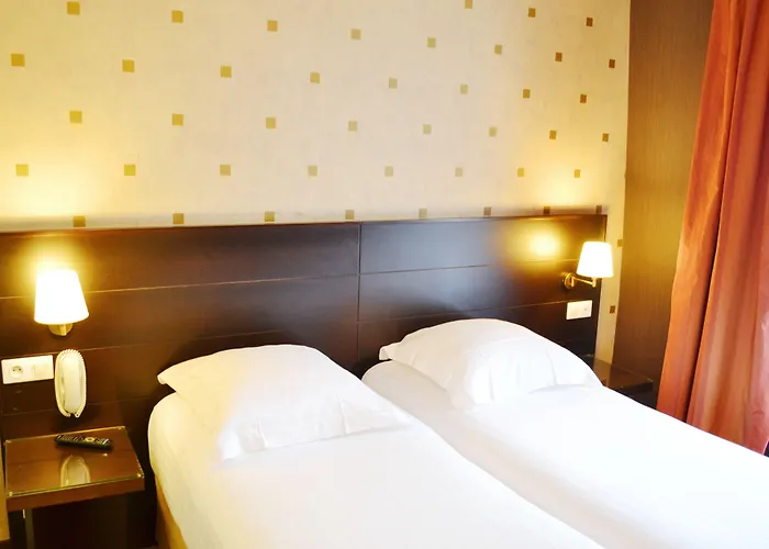 فندق دو ليكسبوزيسيون - برج إيفل