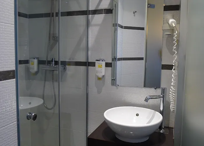 دو ليكسبوزيسيون - برج إيفل فندق 3*