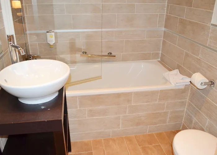 فندق دو ليكسبوزيسيون - برج إيفل باريس