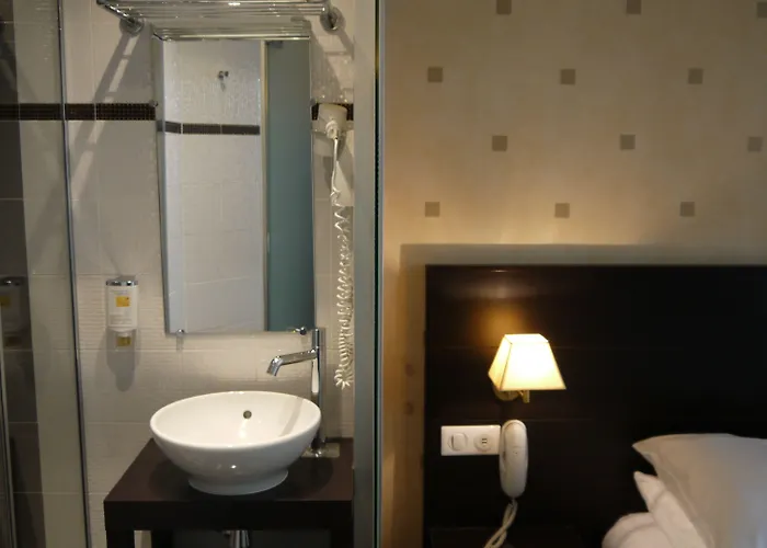 فندق دو ليكسبوزيسيون - برج إيفل باريس