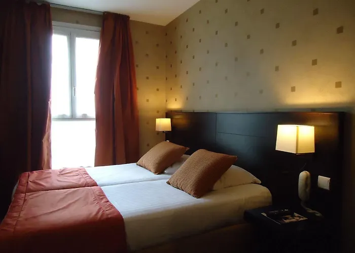 فندق دو ليكسبوزيسيون - برج إيفل 3*