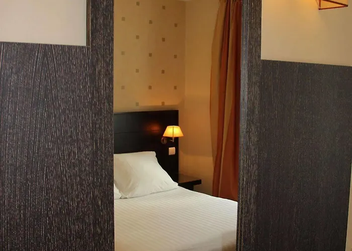 فندق دو ليكسبوزيسيون - برج إيفل باريس