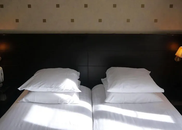 فندق دو ليكسبوزيسيون - برج إيفل